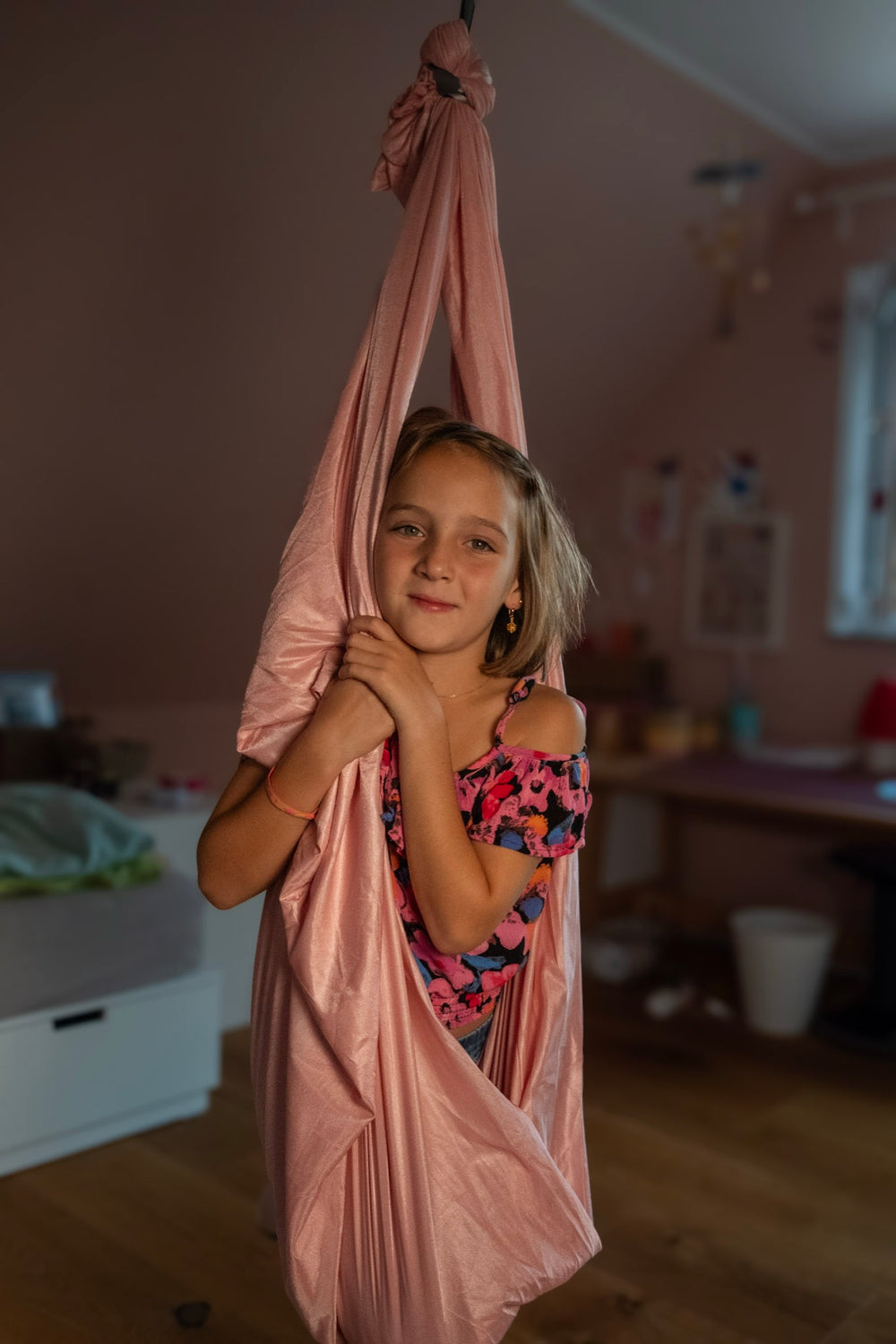 Kind entspannt in der Nubbli Therapieschaukel