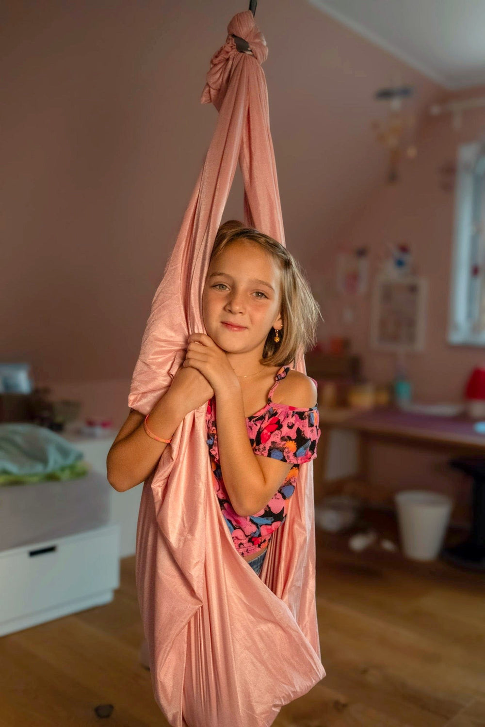 Kind entspannt in der Nubbli Therapieschaukel