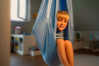 Nubbli Therapieschaukel Airy Blue – zwei Kinder in der Schaukel
