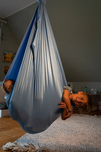 Nubbli Therapieschaukel Airy Blue – Ansicht im Kinderzimmer