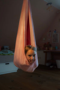 Nubbli Therapieschaukel Powder Pink – Ansicht im Kinderzimmer