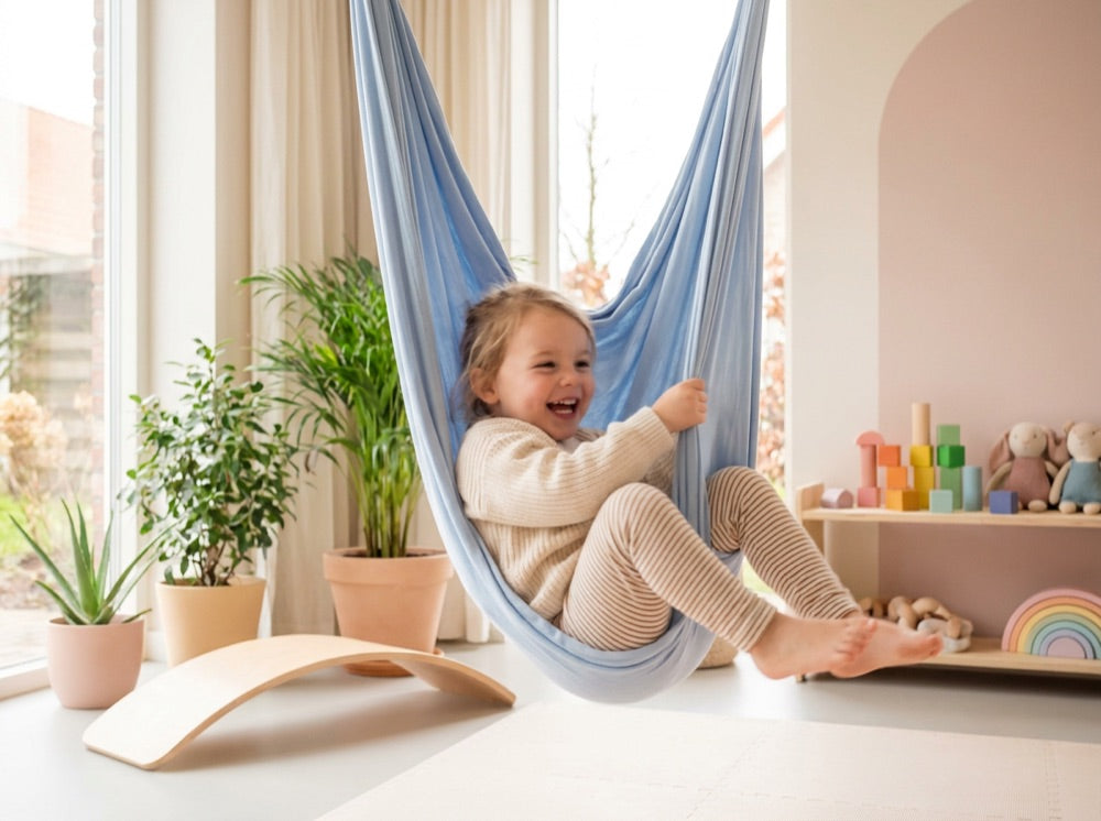 Kind schaukelt aktiv in der Therapieschaukel